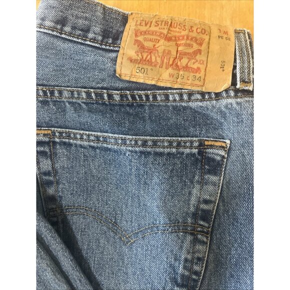 Levis 501 Jeans Mens 35x34 Blue Light Wash Work Wear Straight Leg Cotton Denim - Picture 2 of 9